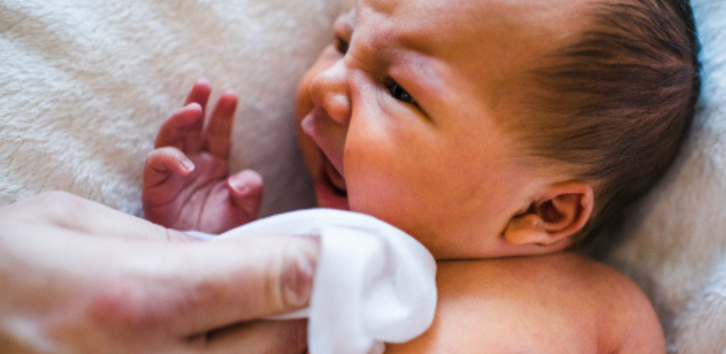 Comprendere il microbioma cutaneo dei neonati: sensibilità, sviluppo e differenze rispetto a quello degli adulti.